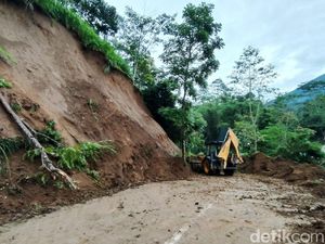 Alat Berat Mulai Bersihkan Material Longsor di Magelang