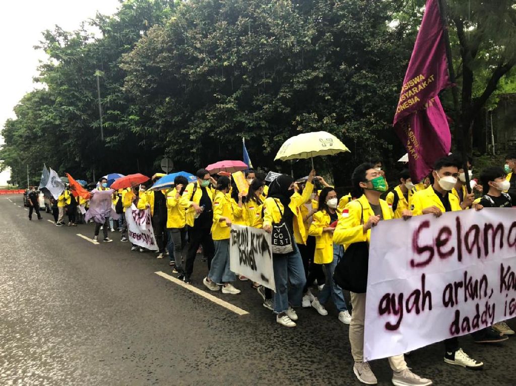 Potret Guru Besar-Mahasiswa UI Hujan-hujanan Demo Minta Statuta Dibatalkan