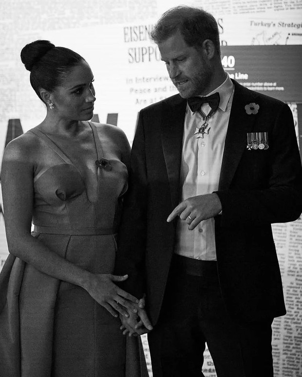 Meghan Markle dan Pangeran Harry mengenakan pin poppy