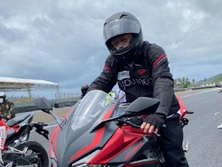 Bikin Pangling! Menteri Basuki Tunggangi Honda CBR 250RR di Sirkuit Mandalika