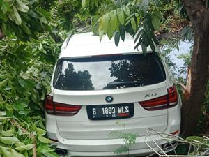 Mobil BMW X5 Terperosok ke Parit di Kembangan Jakbar