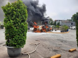 Mobil Mercy Terbakar di Rest Area Km 6 Tol Jatibening