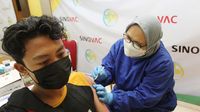 Momen Vaksinasi COVID-19 di Hari Kesehatan Nasional