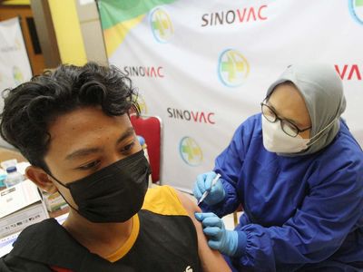 Momen Vaksinasi COVID-19 di Hari Kesehatan Nasional