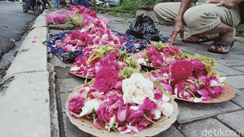 Pedagang Bunga Tabur Mengais Rezeki dari Tradisi Ziarah Kubur