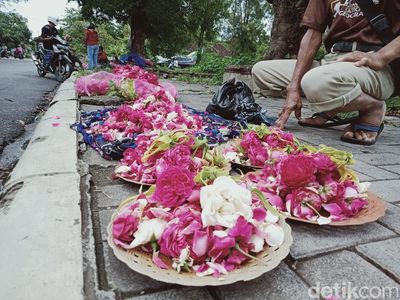 Pedagang Bunga Tabur Mengais Rezeki dari Tradisi Ziarah Kubur
