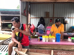 Kisah Pak De Ponco di Sintang, Jualan Kopi di Tengah Kepungan Banjir