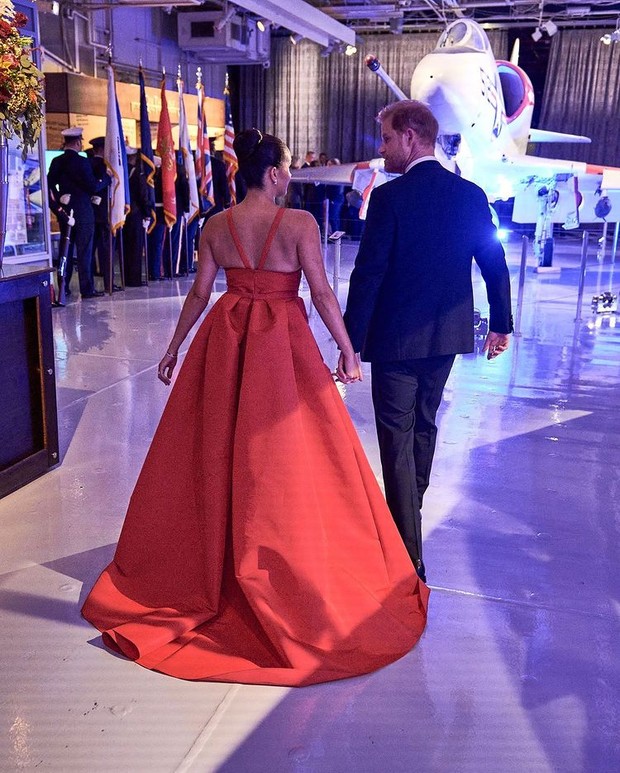 Penampilan Meghan Markle dengan gaun merah