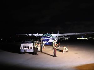Pesawat Cessna Dimonim Air Pecah Ban di Bandara Ngurah Rai Bali Pesawat Cessna Dimonim Air Pecah Ban di Bandara Ngurah Rai Bali