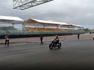 Wussz! Jokowi Jajal Sirkuit Mandalika Naik Motor RI 1