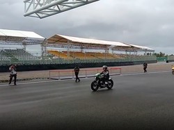 Wussz! Jokowi Jajal Sirkuit Mandalika Naik Motor RI 1