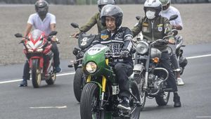 Gaya Retro Jokowi Saat Jajal Sirkuit Mandalika