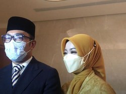 Ridwan Kamil Hadiahi Lukisan Kaligrafi untuk Ricis dan Teuku Ryan
