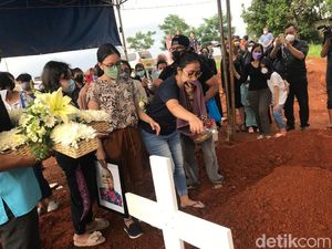 Menangis, Istri Minta Maaf Jika Rony Dozer Punya Salah Menangis, Istri Minta Maaf Jika Rony Dozer Punya Salah