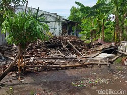 Hujan Disertai Angin Kencang Robohkan Rumah dan Sebabkan Banjir di Lamongan