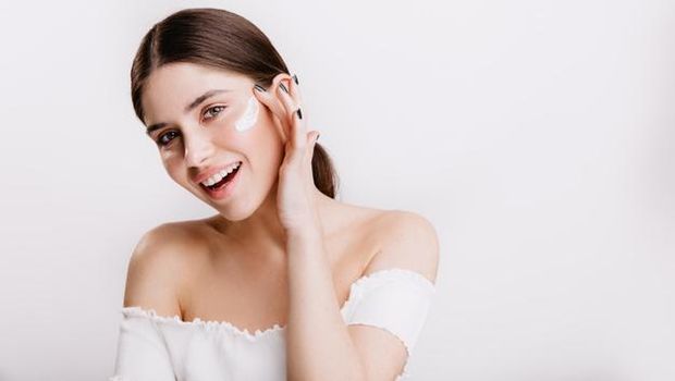 Rutin Pakai Sunscreen/Foto: freepik.com/lookstudio