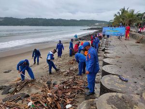 Musim Hujan, Sampah Melimpah di Pantai Pangandaran