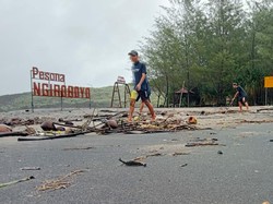 Sampah Menumpuk Usai Luapan Banjir, Ini Langkah Pengelola Wisata Pantai Pacitan