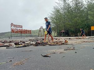 Sampah Menumpuk Usai Luapan Banjir, Ini Langkah Pengelola Wisata Pantai Pacitan Sampah Menumpuk Usai Luapan Banjir, Ini Langkah Pengelola Wisata Pantai Pacitan