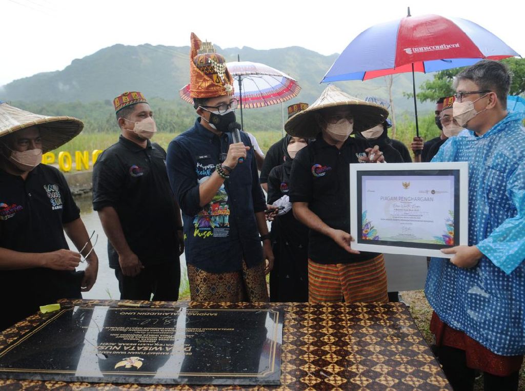 Sambil Hujan-hujanan, Sandiaga Semangat Inspeksi Desa Wisata Aceh