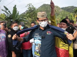 Ketika Sandiaga Hibahkan Perlengkapan Sholat di Desa Wisata Bubohu