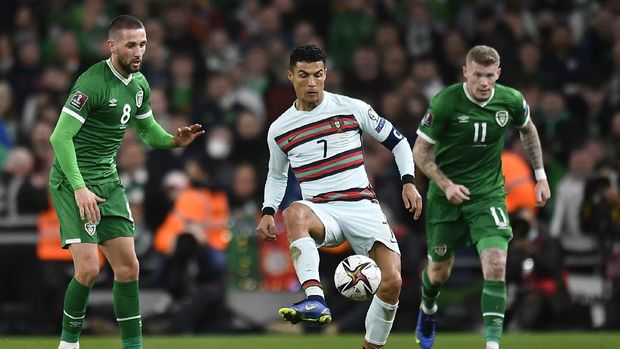 Soccer Football - World Cup - UEFA Qualifiers - Group A - Republic of Ireland v Portugal - Aviva Stadium, Dublin, Republic of Ireland - November 11, 2021 Portugal's Cristiano Ronaldo in action with Republic of Ireland's Conor Hourihane REUTERS/Clodagh Kilcoyne