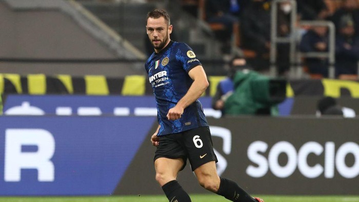 MILAN, ITALY - OCTOBER 24: Stefan De Vrij of FC Internazionale in action during the Serie A match between FC Internazionale and Juventus at Stadio Giuseppe Meazza on October 24, 2021 in Milan, Italy. (Photo by Marco Luzzani/Getty Images)