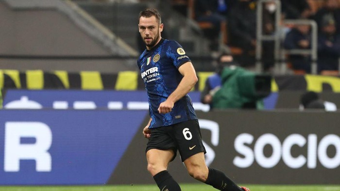 Stefan de Vrij MILAN, ITALY - OCTOBER 24: Stefan De Vrij of FC Internazionale in action during the Serie A match between FC Internazionale and Juventus at Stadio Giuseppe Meazza on October 24, 2021 in Milan, Italy. (Photo by Marco Luzzani/Getty Images)