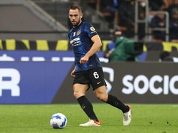 Stefan de Vrij Tolak Tottenham, Setia Inter