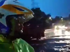 Jalan DI Panjaitan Cawang Tergenang, Lalu Lintas Macet