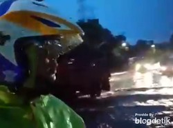 Jalan DI Panjaitan Cawang Tergenang, Lalu Lintas Macet