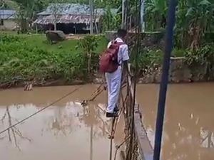 Jembatan Diterjang Banjir, Siswa di Gorontalo Jalan di Tali Seberangi Sungai