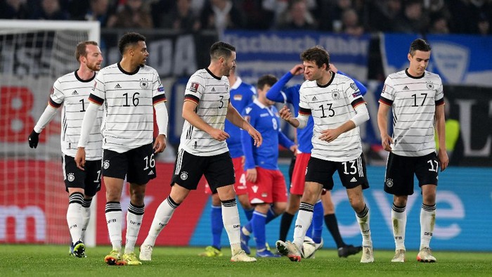 WOLFSBURG, GERMANY - NOVEMBER 11: Thomas Müller #13 of Germany celebrate with his team mates after he scores the 6th goal during the 2022 FIFA World Cup Qualifier match between Germany and Liechtenstein at Volkswagen Arena on November 11, 2021 in Wolfsburg, Germany. (Photo by Stuart Franklin/Getty Images)