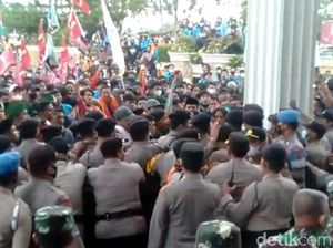 Mahasiswa Demo di Kantor Gubernur Jambi, Minta Truk Batu Bara Ditertibkan