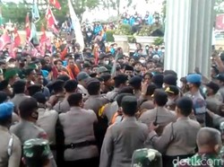 Mahasiswa Demo di Kantor Gubernur Jambi, Minta Truk Batu Bara Ditertibkan
