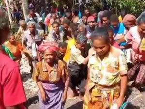 Viral Warga Ramai Gotong Patung Jokowi ke Gunung Sunu NTT, Ini Ceritanya