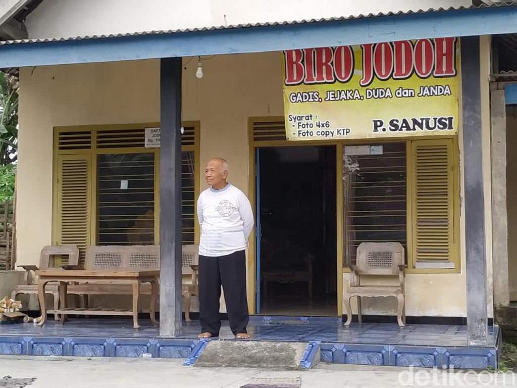 Menjemput Cinta Lewat Kesaktian Biro Jodoh Pak Sanusi Menjemput Cinta Lewat Kesaktian Biro Jodoh Pak Sanusi
