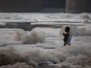 Warga India Rayakan Hari Keagamaan dengan Mandi di Sungai yang Tercemar Warga India Rayakan Hari Keagamaan dengan Mandi di Sungai yang Tercemar