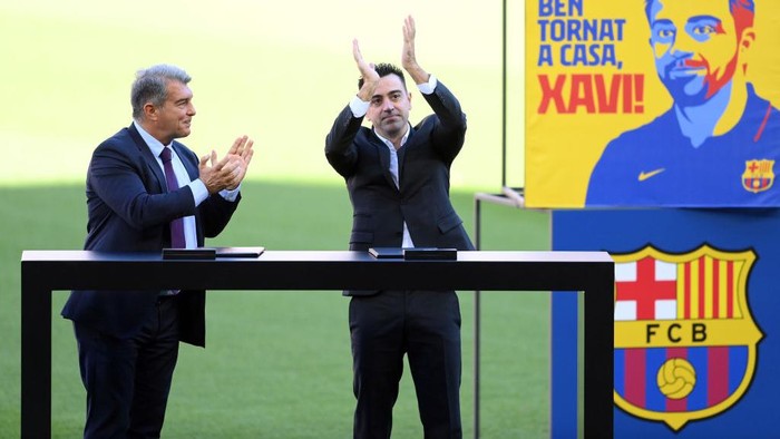 BARCELONA, SPAIN - NOVEMBER 08: New FC Barcelona Head Coach Xavi Hernandez (R) applauds fans next to Joan Laporta, President of FC Barcelona during a press conference at Camp Nou on November 08, 2021 in Barcelona, Spain. (Photo by David Ramos/Getty Images)