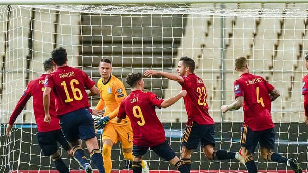 Yunani vs Spanyol Spains Pablo Sarabia, center, celebrates with teammates after scoring the opening goal from a penalty kick during the World Cup 2022 group B qualifying soccer match between Greece and Spain at the Olympic stadium in Athens, Greece, Thursday, Nov 11, 2021. (AP Photo/Thanassis Stavrakis)