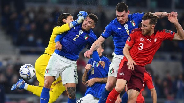 ROME, ITALY - NOVEMBER 12: Giovanni Di Lorenzo of Italy scores the goal during the 2022 FIFA World Cup Qualifier match between Italy and Switzerland at Stadio Olimpico on November 12, 2021 in Rome, Italy . (Photo by Claudio Villa/Getty Images)