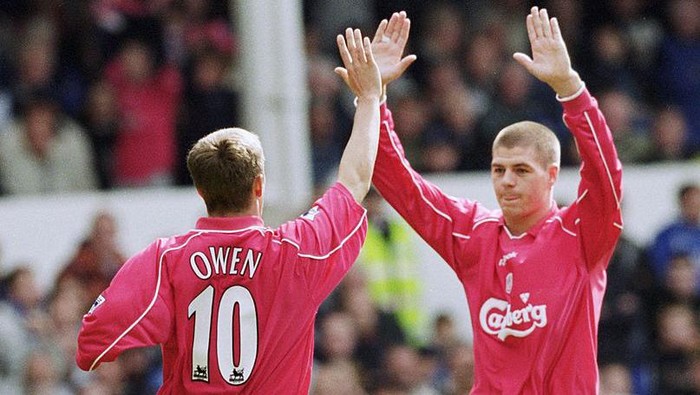 15 Sep 2001:  Michael Owen celebrates his goal with team-mate Steven Gerrard of Liverpool during the FA Barclaycard Premiership match against Everton played at Goodison Park, in Liverpool, England. Liverpool won the match 3-1.  Mandatory Credit: Clive Brunskill /Allsport