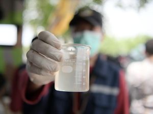 Air Kali Rasmi Bekasi Diuji di Laboratorium Air Kali Rasmi Bekasi Diuji di Laboratorium