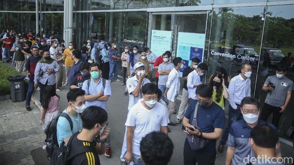 Akhir Pekan, Begini Panjangnya Antrean Masuk GIIAS 2021
