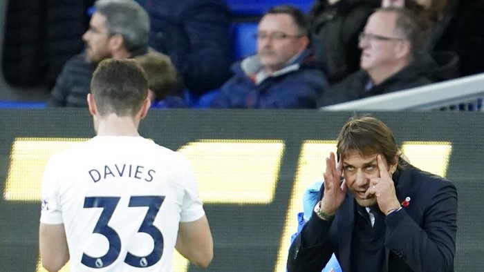 Tottenhams head coach Antonio Conte, right, gives instructions to Tottenhams Ben Davies during the English Premier League soccer match between Everton and Tottenham Hotspur at Goodison Park in Liverpool, England, Sunday, Nov. 7, 2021. (AP Photo/Jon Super)