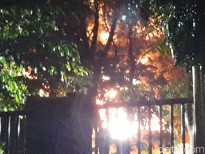 Sudah 3 Jam, Api Masih Berkobar dari Tangki Pertamina Cilacap