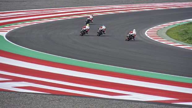 Sejumlah pembalap melaju pada Idemitsu Asia Talent Cup (IATC) atau MotoGP Junior di Pertamina Mandalika International Street Circuit di Praya, Lombok Tengah, NTB, Sabtu (13/11/2021). Pada IATC 2021 yang digelar di sirkuit Mandalika terdapat delapan perwakilan negara yang turut serta diantaranya Australia, India, Indonesia, Jepang, Malaysia, Qatar, Thailand dan Turki. ANTARA FOTO/Ahmad Subaidi/aww.