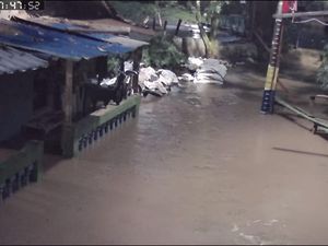 Hujan Deras Guyur Jakarta, Cipinang Melayu Jaktim Banjir 50 Cm Hujan Deras Guyur Jakarta, Cipinang Melayu Jaktim Banjir 50 Cm