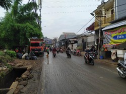 Banjir Surut, Petugas Bersihkan Lumpur-Sampah di Kemang Utara Jaksel