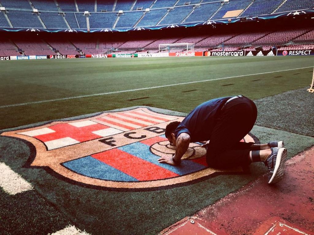 Dani Alves Bersujud di Camp Nou, Cium Logo Barcelona